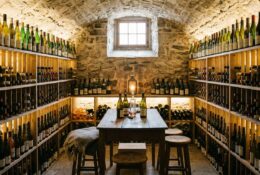 Cave à vin de départ avec casiers en bois et bouteilles variées soigneusement rangées
