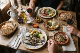 Table dressée avec verres de vin rouge et blanc accompagnant des plats portugais traditionnels